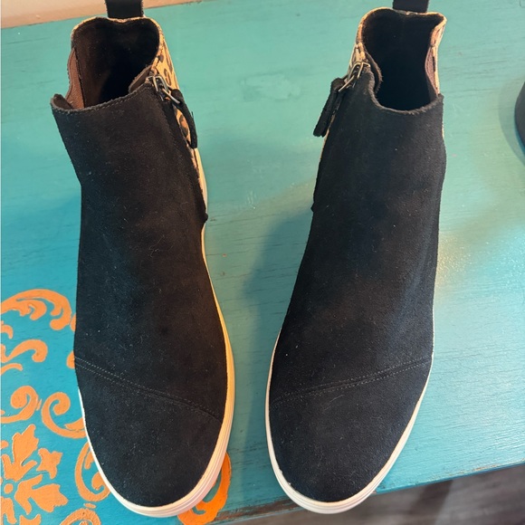 Toms, size 10 black and leopard print platform shoes.  Excellent condition. - Picture 2 of 5